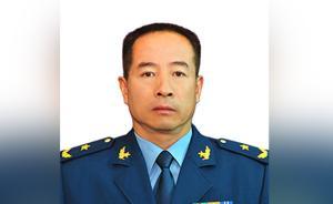 嚴(yán)鋒少將出任空軍某基地司令員，曾任“八一”飛行表演隊領(lǐng)隊
