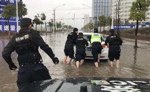 車熄火趴水窩，民警冷水中赤腳推車