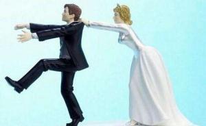 男子不满父母之命逃婚十年，拒给入户核查民警开门被误当逃犯