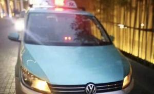 拿著兩部手機眼神躲閃，男子想順走后座手機被出租車司機識破