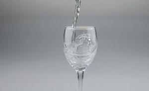 男子购18瓶酒后发现是假酒，又买24瓶上诉法院获赔近4万