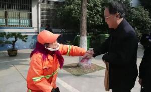 男子3万元现金洒落大街浑然不知，群众捡起如数归还