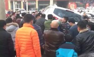 暖聞｜河南衛(wèi)輝一學(xué)生被壓車下，圍觀群眾共同抬車救人