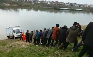 界首：貨車滑下河堤，數(shù)十人徒手拉上岸