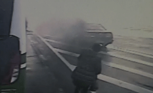 早高峰轿车自燃，4名公交司机联手施救