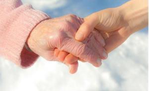 高齡養(yǎng)父母身患重病，養(yǎng)女靠每月兩千元工資苦苦支撐