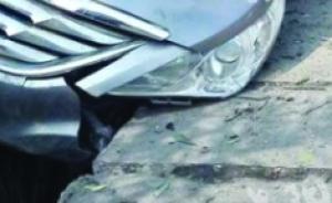 貴州男子通宵照顧生病父親后駕車趕路，開車睡著轎車滑進邊溝