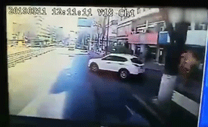 轎車多次別停公交車阻其進(jìn)站：車主被拘