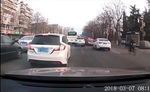 90后小伙爆發(fā)“路怒癥”，行車道上多次倒車斗氣被罰一百元