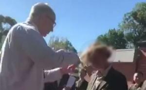 副校长当众剪男生长发遭辞退，学生怒了