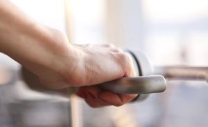 海南男子半夜入户盗窃被发现：因暴力殴打女户主，盗窃变抢劫