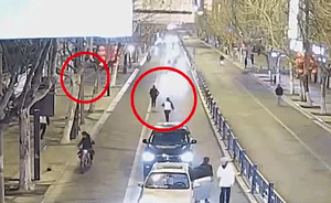逃犯棄車跑，女輔警街頭狂追八百米擒獲