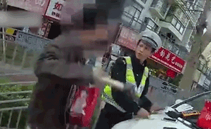 無證司機被查持斧揮向交警：砍死你們