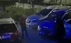 杭州一游客酒店門口停車堵了路,遭撞開