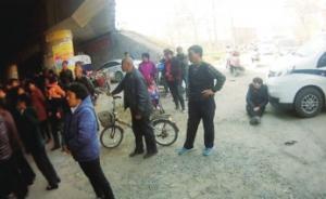 河南新密男子無(wú)證駕摩托車被查，鄰居揮拳砸爛警車玻璃被刑拘