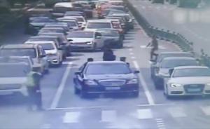 奔驰突发系统故障停路中央，民警手推