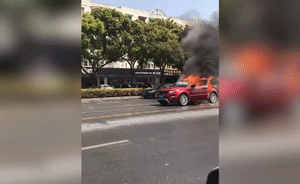 離異男撞停前女友路虎，點汽油同歸于盡