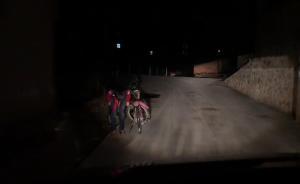 云南一司機(jī)開車燈為騎車小學(xué)生照明，小學(xué)生停車鞠躬感謝