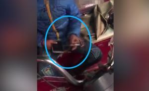 12岁男孩骑三轮抽烟兜风，见交警递烟