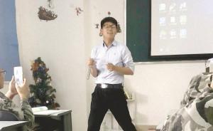 這個(gè)老師不錯(cuò)：學(xué)生課間犯困，他舞一段雙節(jié)棍解困