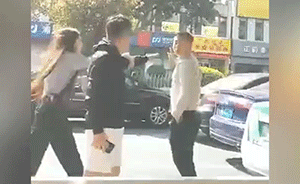 剐蹭奥迪被逼停，的哥铁锤追打奥迪车主