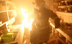 湖北“抱火哥”：徒手拎出噴火煤氣瓶