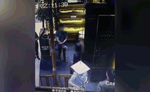 餐廳吃出帶血創(chuàng)可貼？顧客怒潑店長果汁