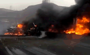 載33噸危化品車輛側翻起火，高速封閉