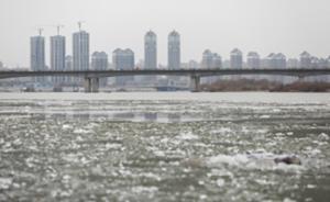 松花江城区段开江，哈市水文部门提醒作业船只避让江心流冰