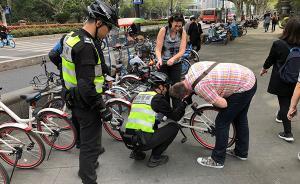外國(guó)游客不會(huì)用共享單車，杭州旅游警察掃碼“請(qǐng)客”獲點(diǎn)贊