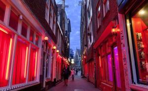 荷蘭紅燈區為疏導堵塞出新規：導游帶5人以上團進入需申請