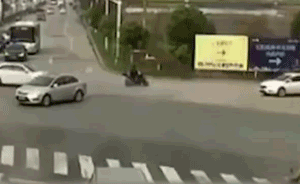 两司机路口不减速相撞：原来都在刷抖音