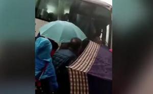 內(nèi)蒙古一高校校車下雪天只載老師拒載學(xué)生，校方：就不管