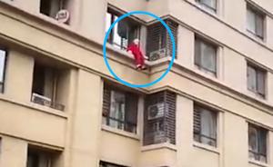 七旬老人4樓墜落，保安徒手接受傷