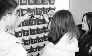 長春多所高校推行“無手機(jī)課堂”：教室門口設(shè)一對一“機(jī)位”