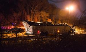 美国高中大巴撞桥，车顶被削两人重伤