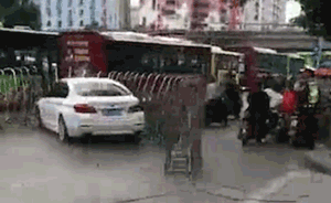 涉套牌寶馬沖撞鐵閘門，頂著門竄上大街