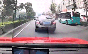 天籟3公里逼停思域4次，司機(jī)還豎中指