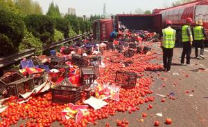 超載貨車(chē)高速側(cè)翻:6噸西紅柿撒了一地