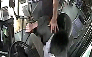 寶馬車主沖上公交打司機(jī)，車上幼童嚇壞