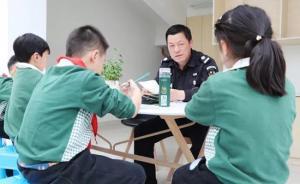 杭州一小學(xué)保安給小學(xué)生上書法課：請假條曾驚艷老師和家長