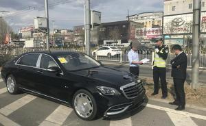 無牌車違法駛?cè)牍卉嚨?，車主懟交警?00萬的車也敢扣？