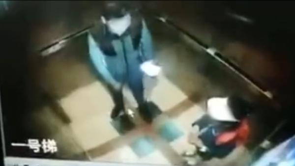 男子在电梯内对小女孩露出下体多次逼近，上海警方已介入调查_浦江头条_澎湃新闻-The Paper 
