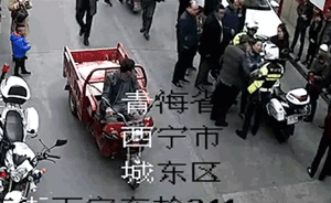 交警執(zhí)法違章停車被推搡倒地，3人被拘