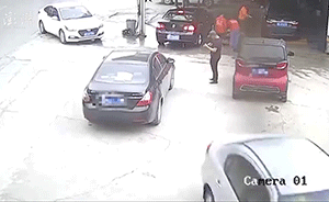 女司機(jī)加油站內(nèi)突然倒車，沖撞進(jìn)洗車店