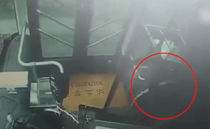 乘客摔倒,公交車闖紅燈逆行將其送醫(yī)