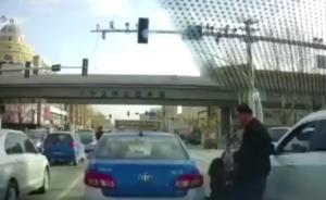 女學生開車門撞到越野車，下跪自扇耳光