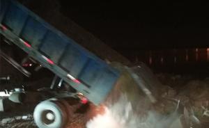 湖南一嫌疑人违法倾倒垃圾驾车逃窜，将执法人员右腿压骨折