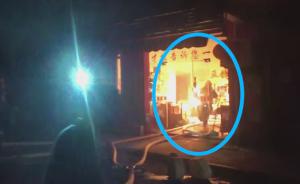 “95后抱火哥”徒手拎出噴火液化氣瓶