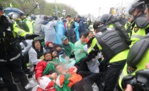 韓國數(shù)千警力強(qiáng)制疏散反薩德居民為基地動土開路，12人受傷